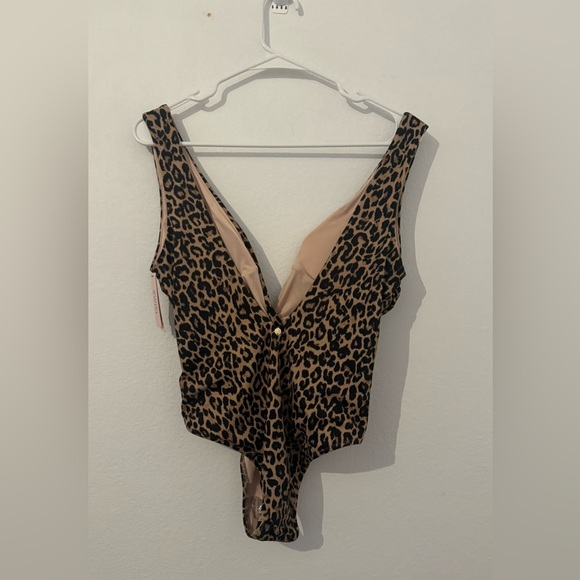 Victorias Secret Leopard One Piece Swimsuit V Neck Sexy Beach Size Medium NWT - Picture 2 of 9